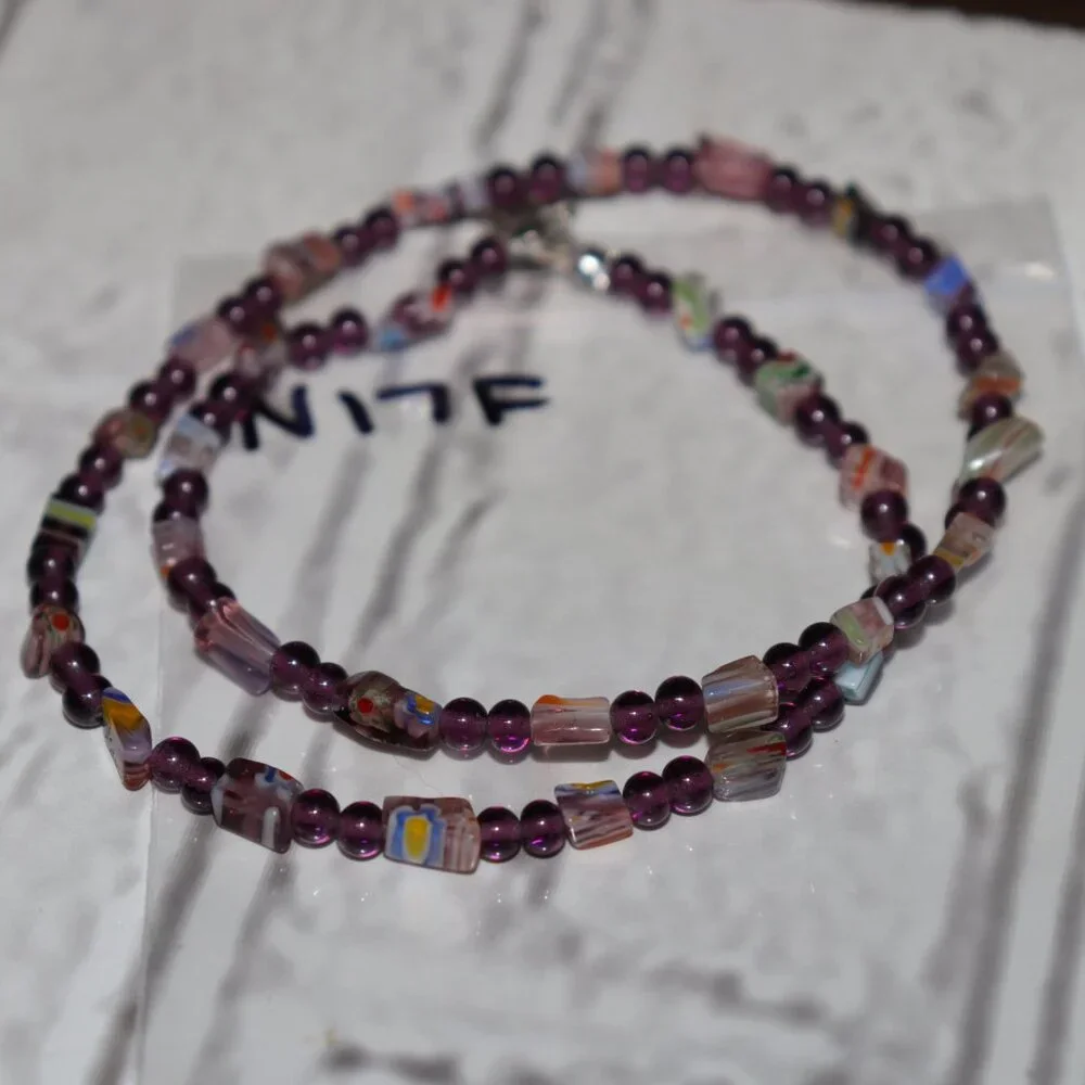 🌸 NWOT Purple Glass & Millefiori Flower Beaded Necklace – 17